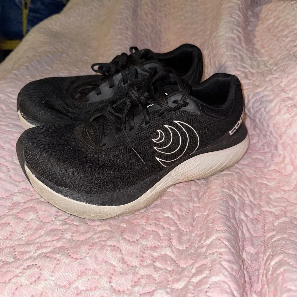 Topo Athletic Atmos Sneaker Women Size 9 Black White ZipFoam Lightweight Running